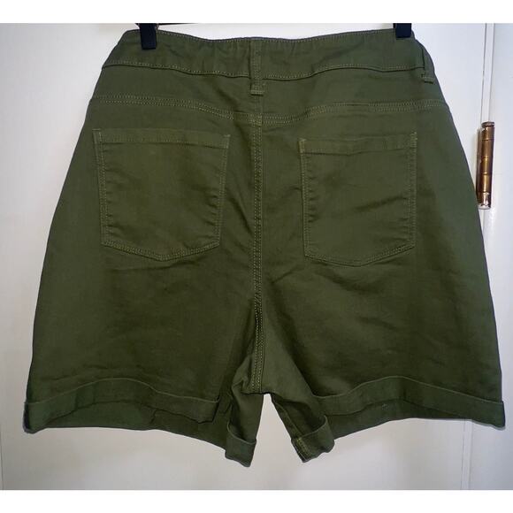 Time & Tru Dark Green Denim Shorts Women’s SIZE LARGE (12-14) Stretch - Picture 3 of 4